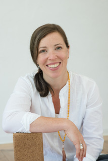 Yogalehrerin A-Lizenz, Lehrerin f�r WOYO�, Kinder-Yoga und Aerial-Yoga,