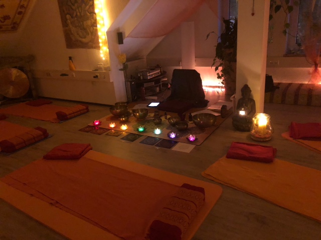 Oase Bayreuth, Yogaraum, Mediation, Vollmond, Klang, Coaching, Massage, Entspannung